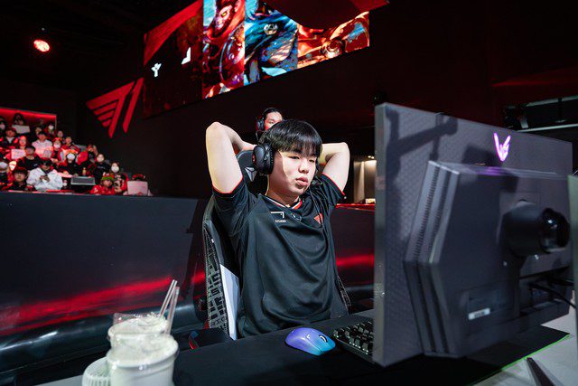 Clearly, the choice to keep Smash in the starting lineup during the Regular Seasons and force Gumayusi to compete is quite puzzling.