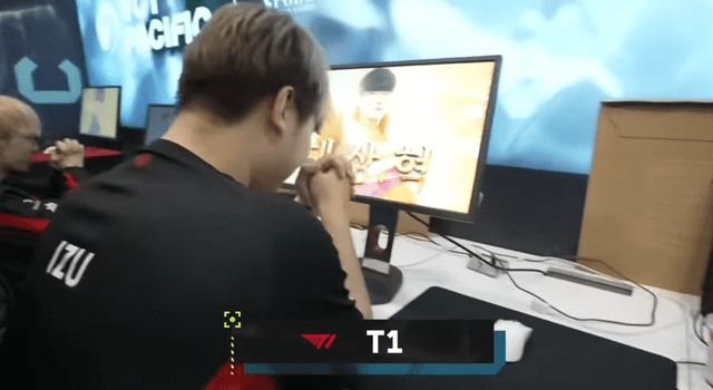 Image of Izu and BuZz alongside T1 VALORANT players 'praying' in front of Faker's background.