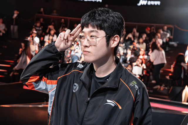 Zeus claims he will defeat T1 in the spotlight match with the unique pick of top lane Nidalee.