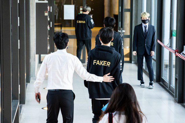 Faker cannot (and perhaps does not want to) override the coach's authority.