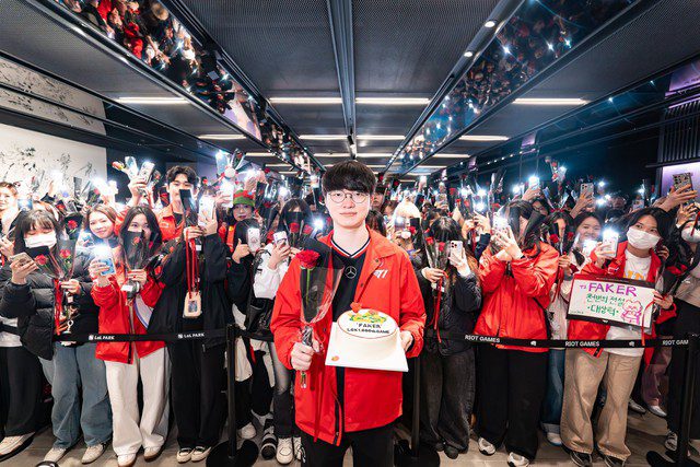 Faker celebrates the milestone of 1000 games in his LCK career during the recent match against KT.