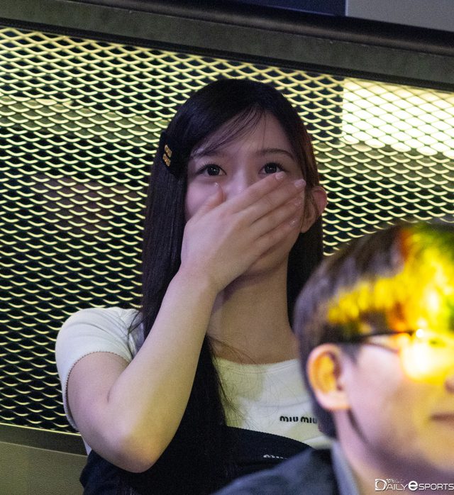 Minju's adorable expressions when HLE faced difficulties.