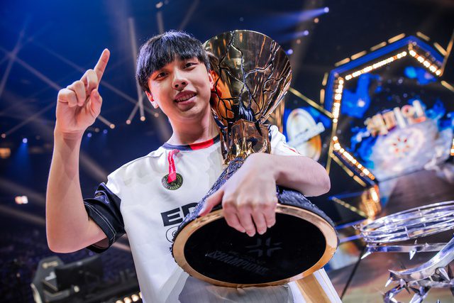 S1Mon is becoming the center of discussion among Esports fans as he is boycotted by the entire team.