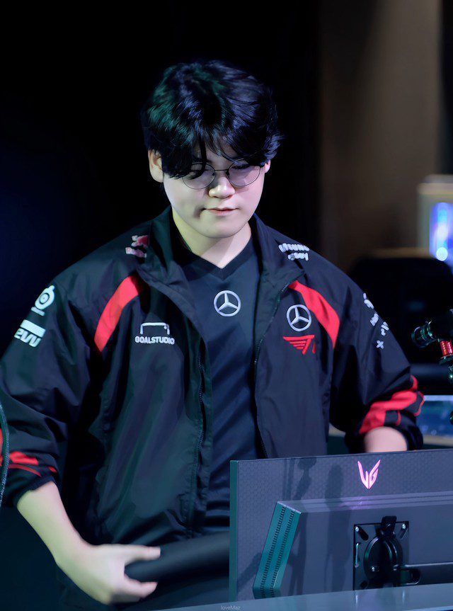 It is not that Gumayusi does not play Ezreal well, but T1 cannot operate the champion Ezreal effectively.