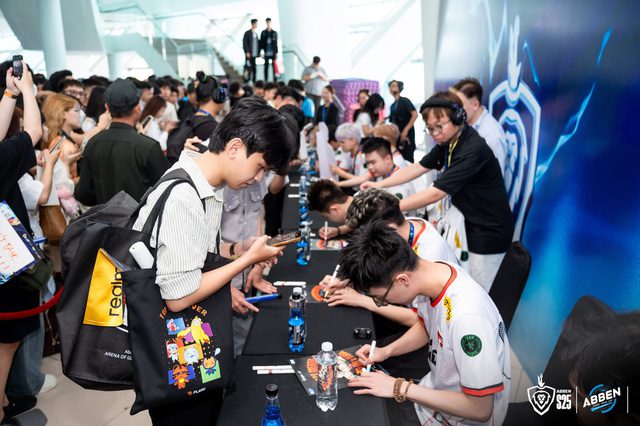 FPT x Flash among a sea of fans waiting for interaction and autographs.