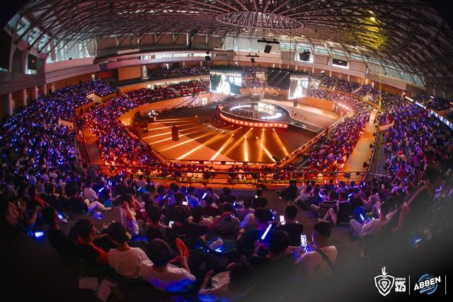 Tiên Sơn Sports Center became a 'fiery pot' due to the heat from 7,000 fans.