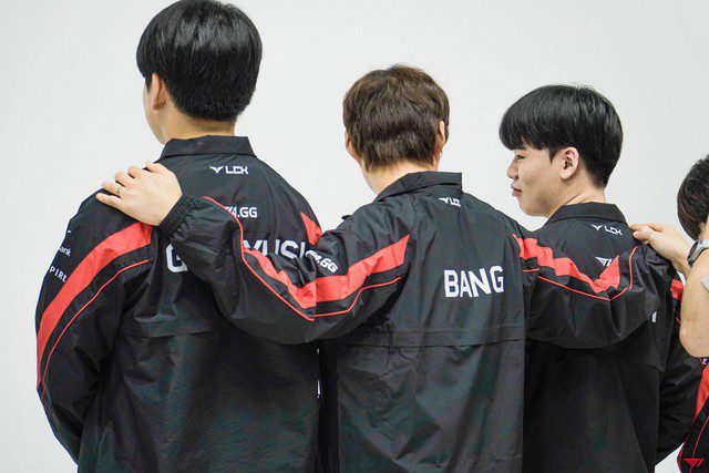 Bang and Gumayusi are the only two players who have won the World Championship 2 times in a row as AD Carries.
