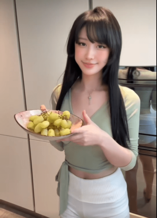 The beauty and figure of the female streamer
