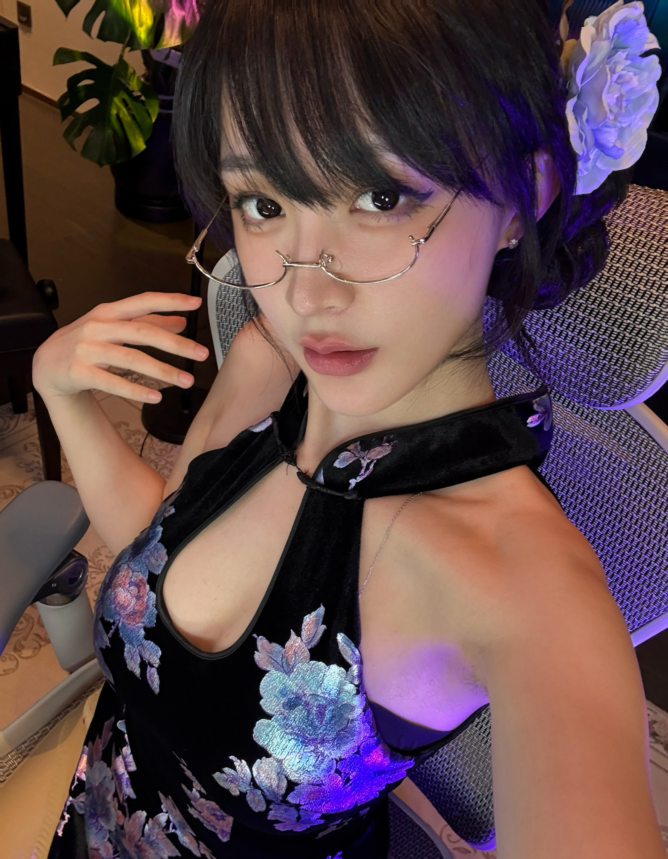 The outfit worn during Dao Muoi's stream is also very alluring