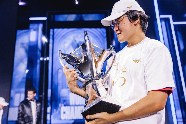 However, this also becomes a weakness because currently, opponents just need to ban champions and frequently camp the bot lane to counter Gumayusi.