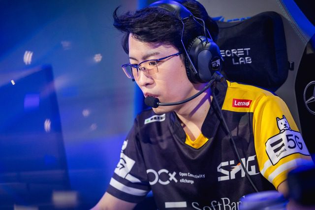 The LJL tournament has a very special format: the lower-ranked team can choose the higher-ranked team to face off against.