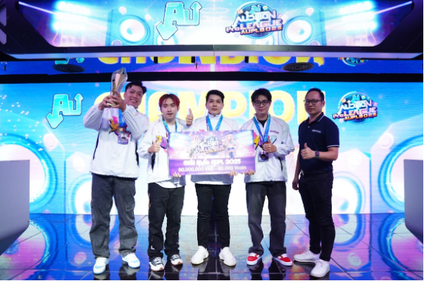 The AUPL champion team received 60 million VND, 60,000 Vcoin, and many other prizes from NHP VTC