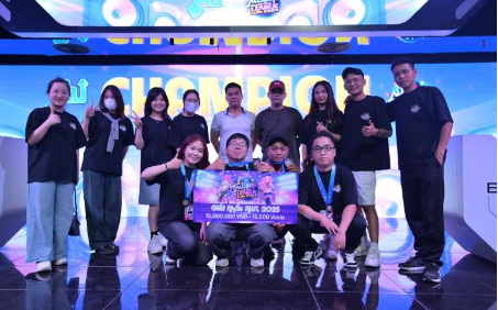 The AUSL 2025 champion team also received 15 million VND - 15,000 Vcoin and many other prizes. They will also participate in next season's AUPL.