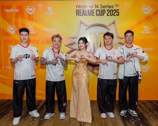 Famous members of Team Flash AOV attending the realme Cup 2025 final (from left to right): Yutan, Maris, MC Kim Ngan, Huy Hoang, Assistant Coach Elly.