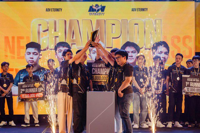 The emotional trophy lift of the Eternity AOV team at the realme Cup 2025.