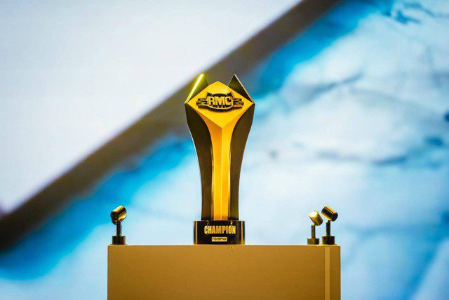In addition to the gold medals awarded to the champion players, the realme gold cup symbolizes the honor of the champion team and is a rotating cup associated with the realme Cup across seasons.