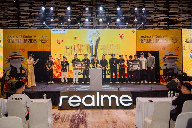 The Annie BT team (left) and AOD Esports.