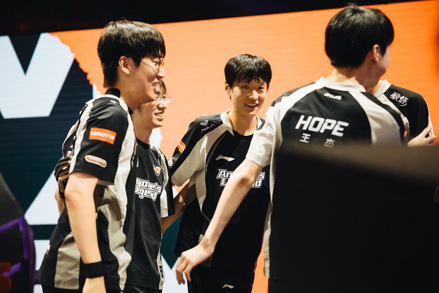 Shanks (in the middle) is the centerpiece of AL's playstyle.