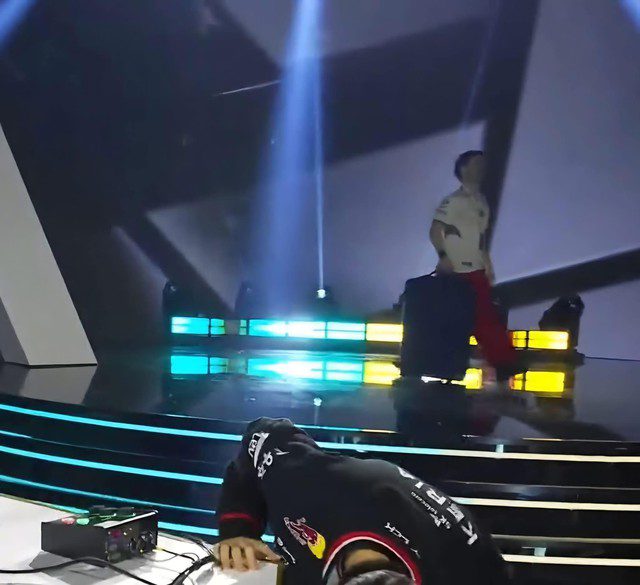 G2 brought their suitcase in before the match started.