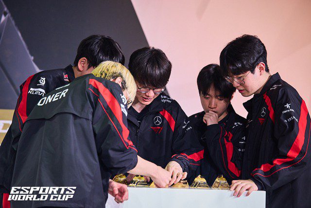 Zeus is also the member of T1 that won the EWC last year.