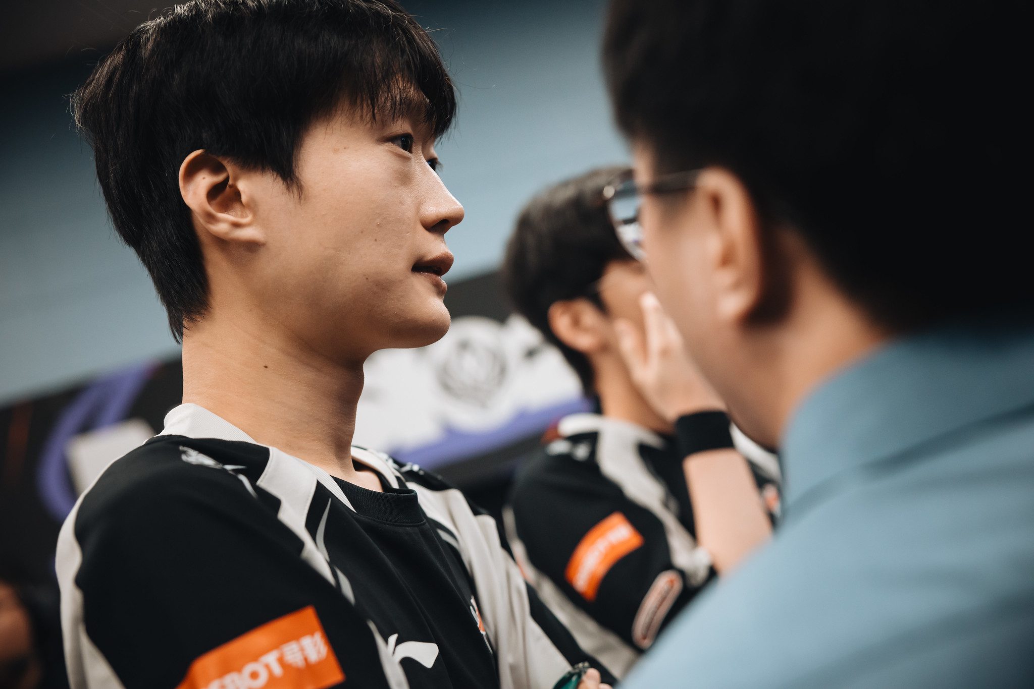Alongside the drama with his friends attacking a female streamer, Shanks is also suspected of hinting at Faker's negative incident