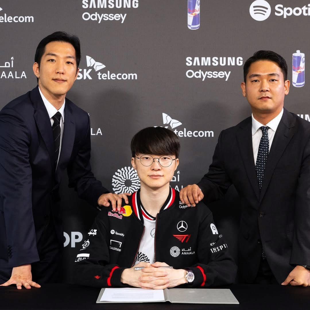 Faker creates an unprecedented image in Esports history by announcing his new contract.