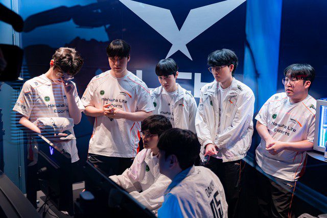 HLE wins against KT but reveals many issues.