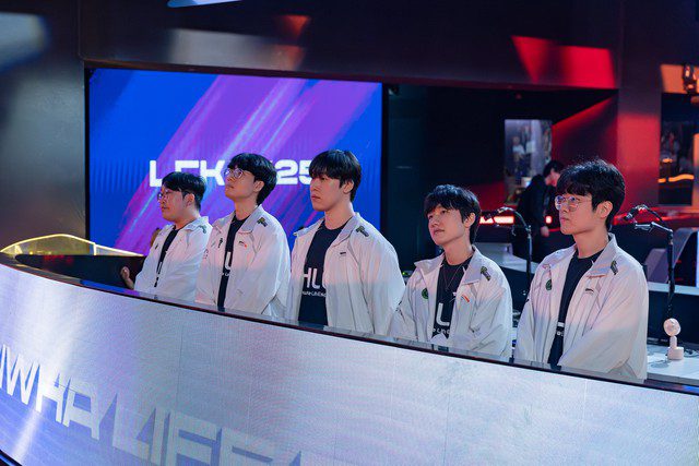 But when Zeus plays support or makes plays, his teammates still cannot win against their opponents.