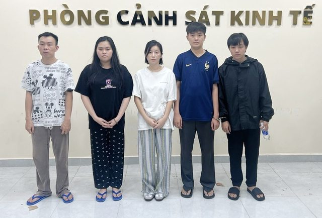 Miss Audition Ngọc Anh (in white, center) and the individuals under investigation - Photo provided by the police.