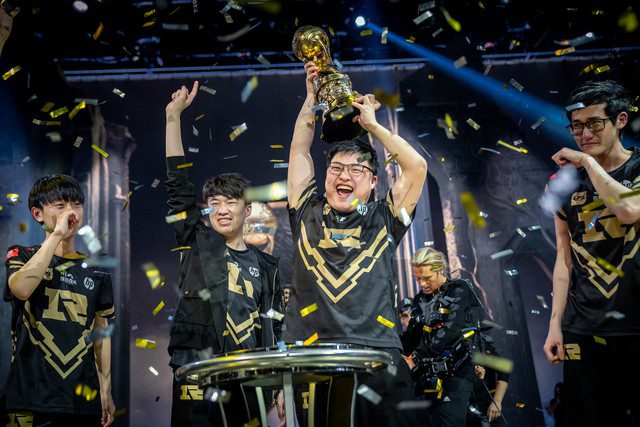 These images will forever be etched in the minds of LPL fans, RNG fans, and the League of Legends community.