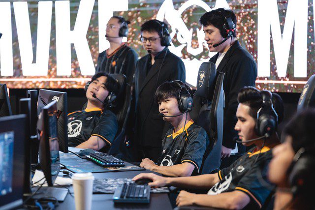 Kati believes Azir is a strong champion, characteristic of a control playstyle, but contrary to VCS's style, which is why many teams do not use him.