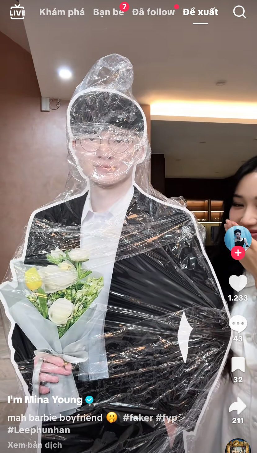 She printed a standee of Faker and even edited it with someone else's body