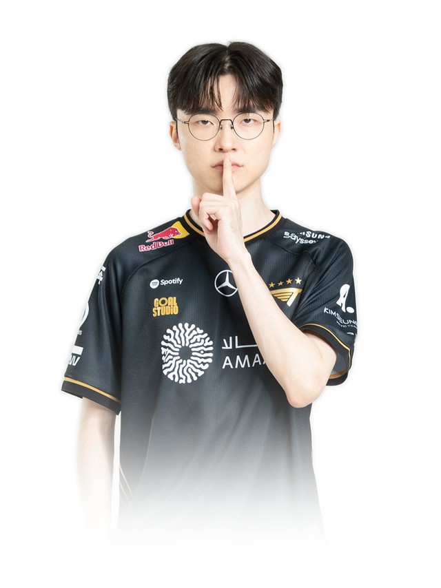 T1's new jersey is criticized for being too cluttered due to many sponsor logos