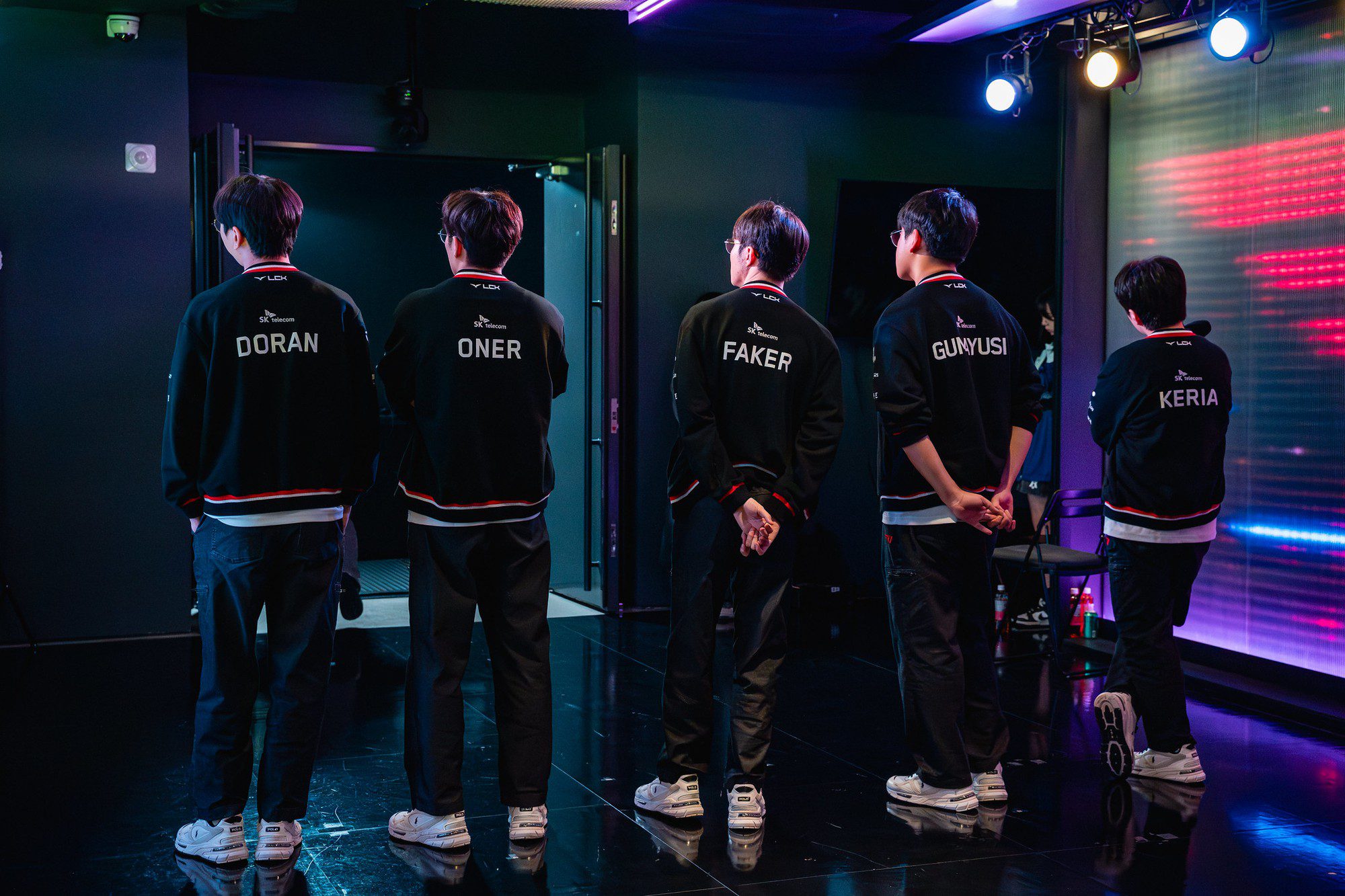 T1 needs a first victory to create momentum for the playoffs as best as possible.