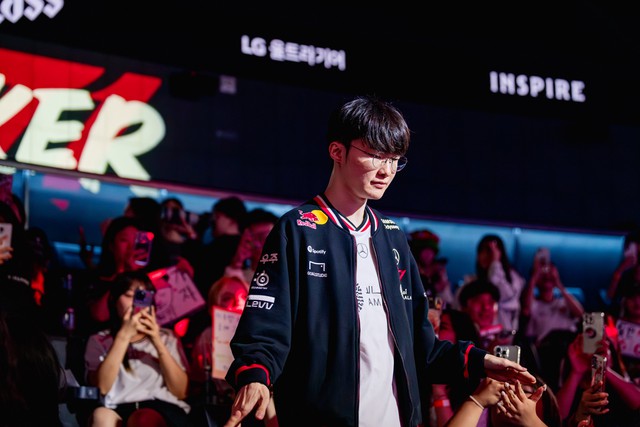 Faker becomes the player with the most World Championship appearances in League of Legends history with 10 times