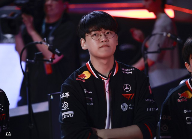 Gumayusi admits he doesn't like this choice but T1 needs to pick it for an advantage or to 