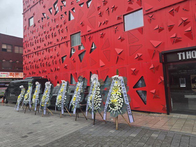 A series of funeral flowers sent to T1 targeting Gumayusi early on September 4th (Vietnam time) recently.