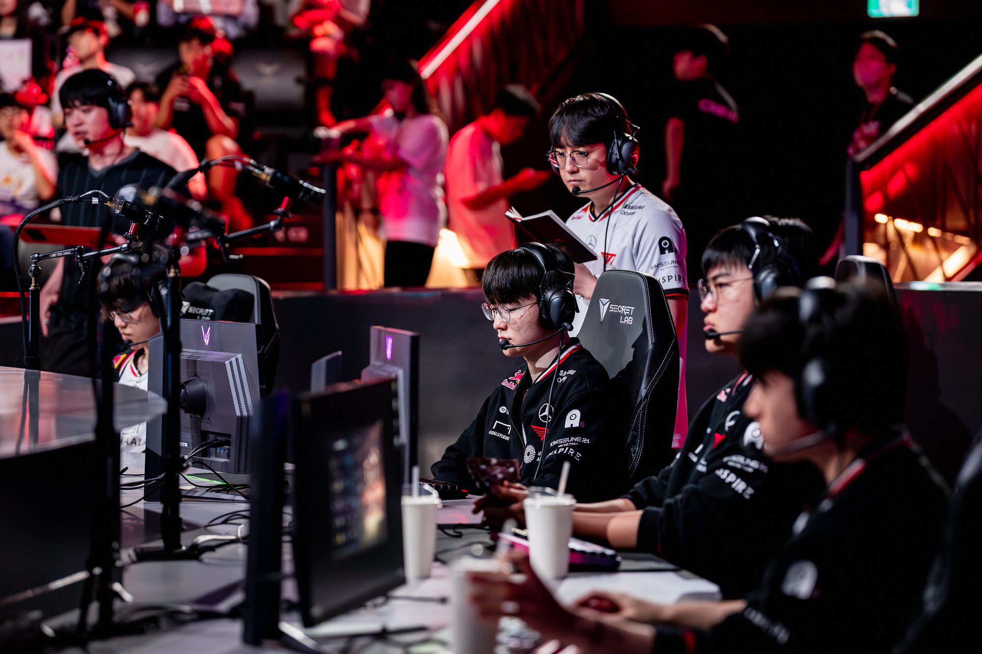 T1 defeats DK but reveals many weaknesses that need improvement.