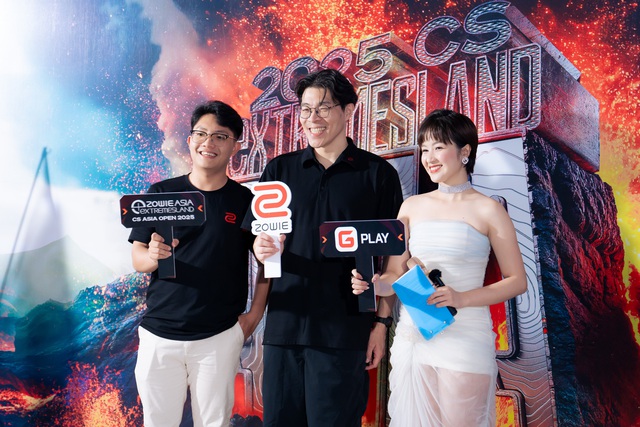 Mr. Po (center) - BenQ – ZOWIE Vietnam representative, joining and supporting the gaming community at the esports festival.