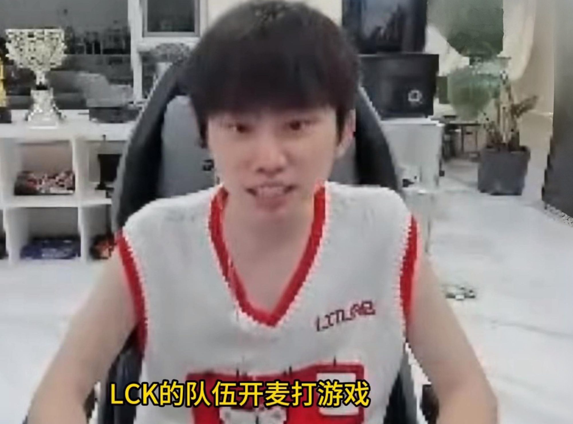 Doinb believes that LPL teams are unfocused and do not play as a team but rather 'each for themselves'.