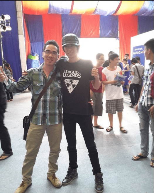 Snake (left) is one of the early League of Legends streamers in Vietnam.