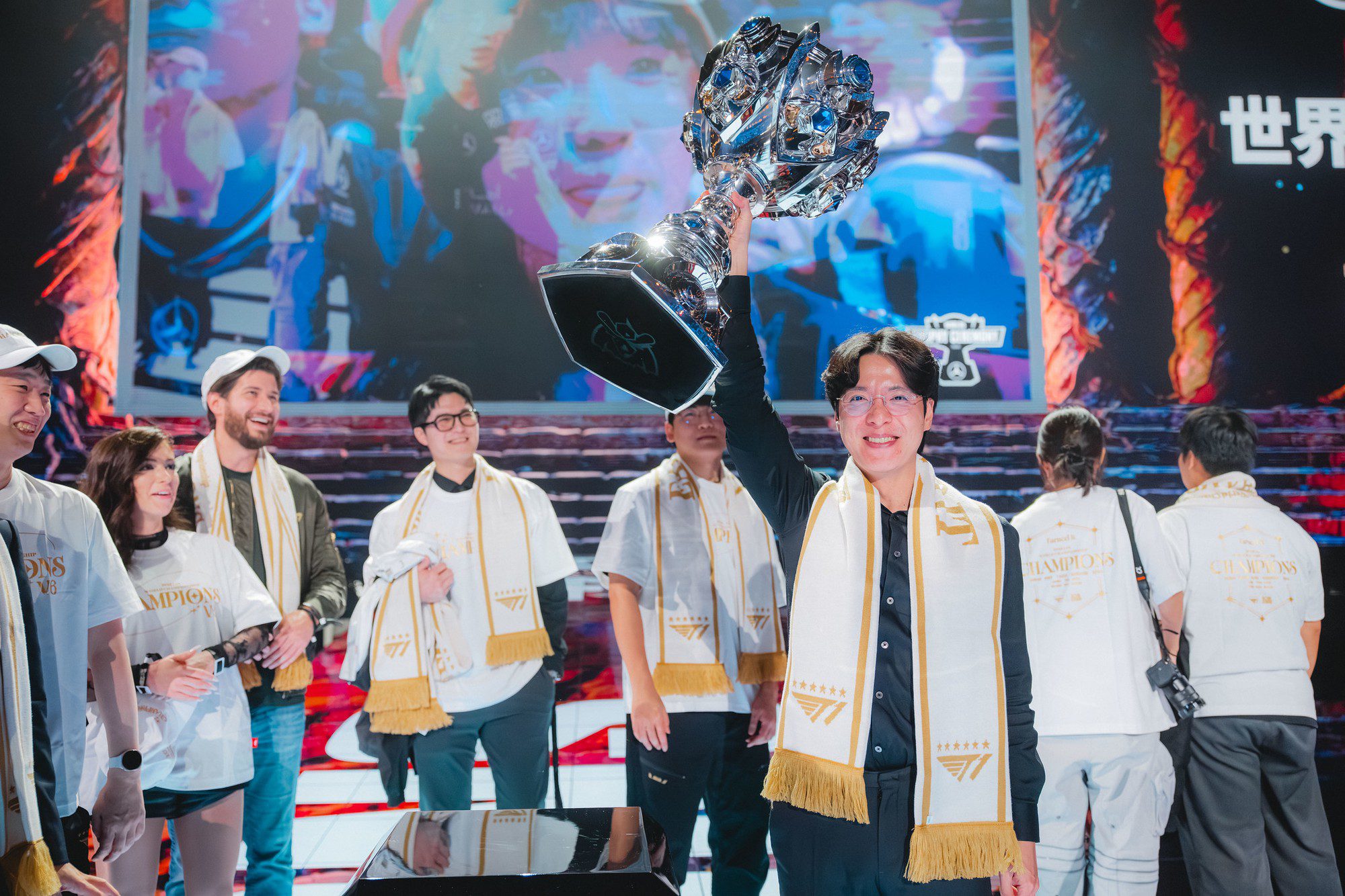 Coach Kkoma becomes the coach with the most Worlds championships and successfully defends the championship title multiple times.