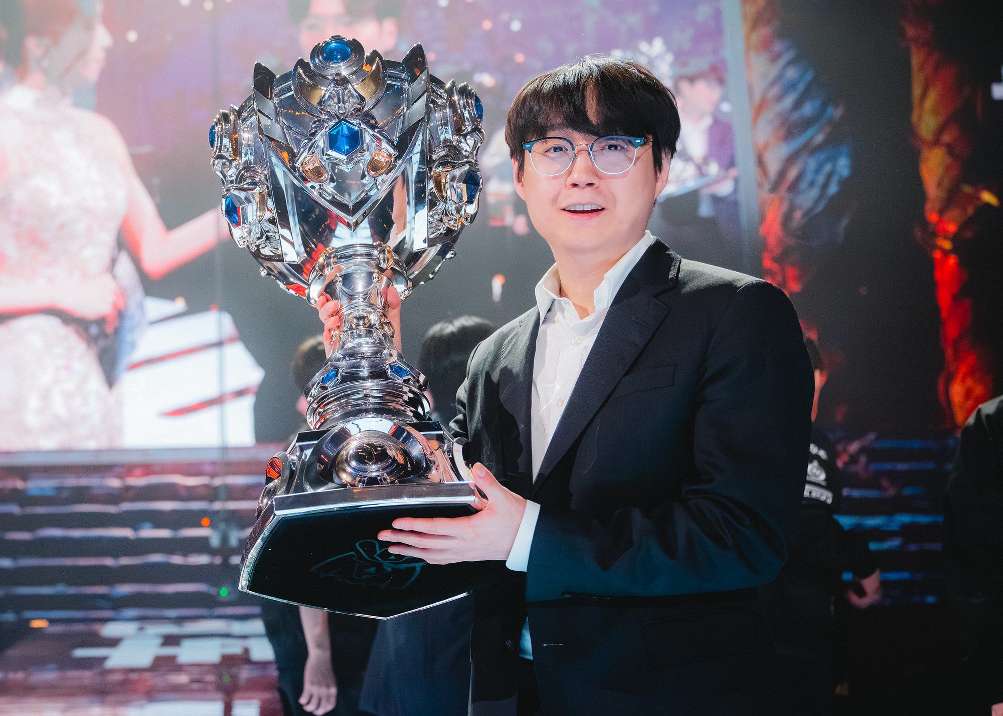 Coach Mata becomes the first person in League of Legends history to win Worlds as both a player and a coach.