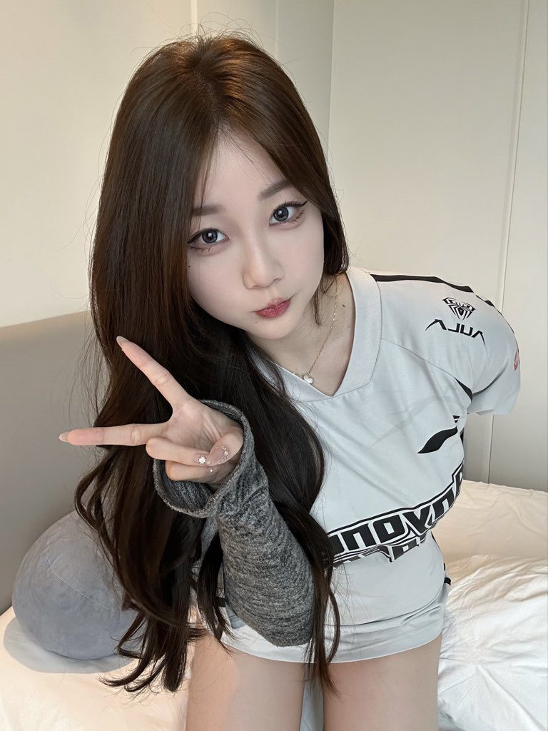 Female commentator Kitty is considered to have an 'aura' where any team she picks loses