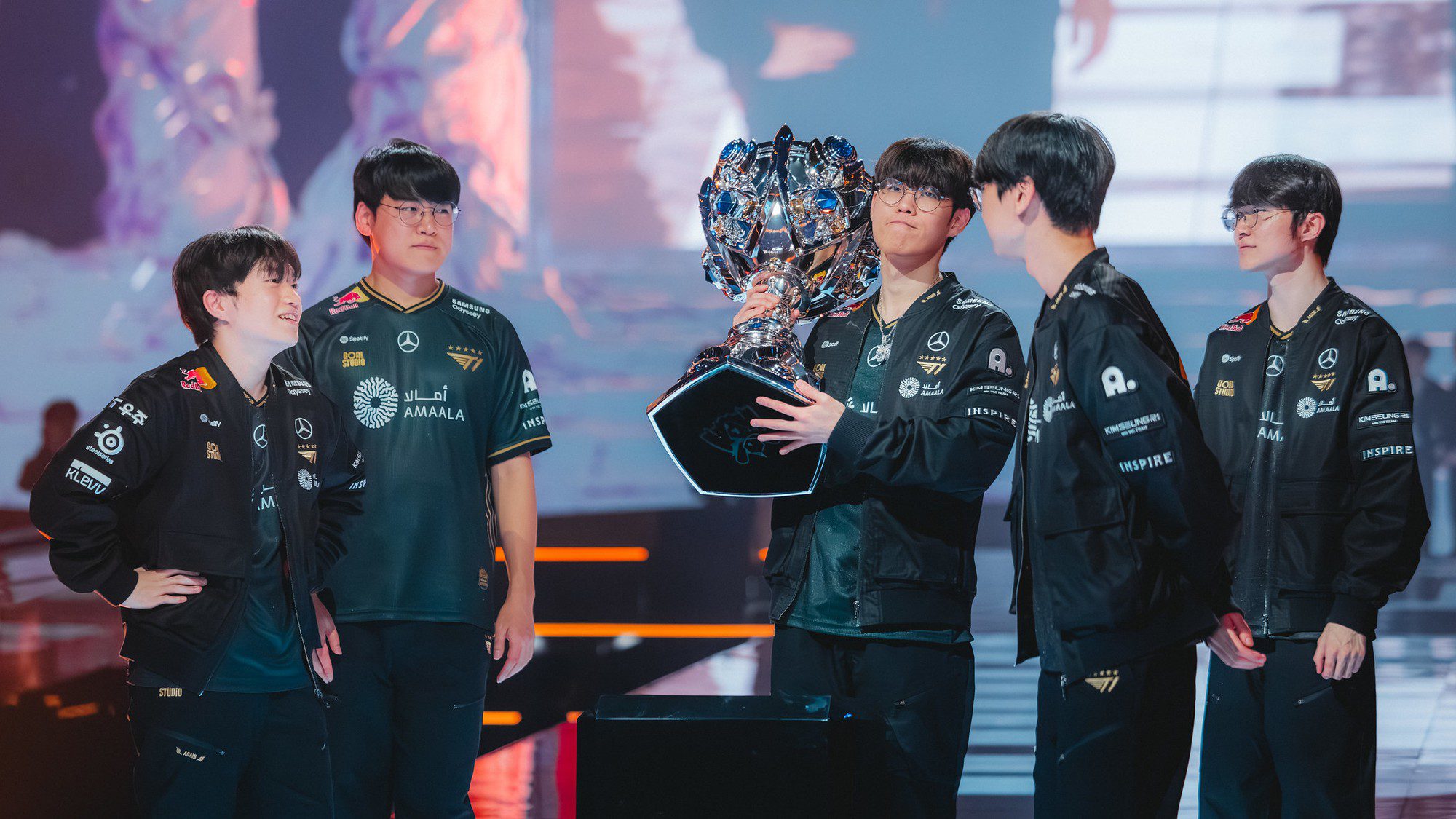 Fortunately, in that match T1 dominated completely in the Bottom Lane, creating a good foundation for T1 to win.