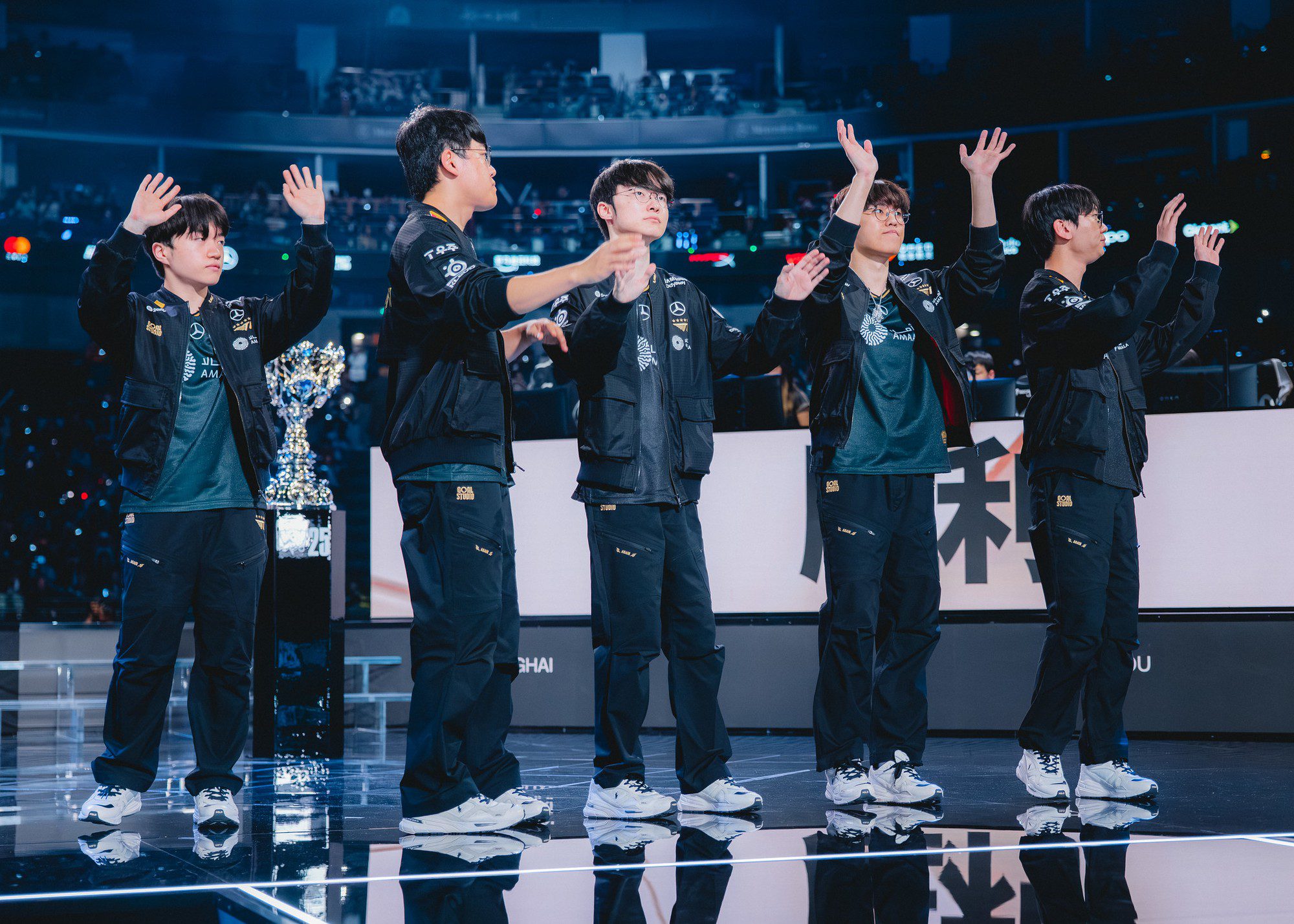 T1's mic-check during the match with AL is capturing the attention of the League of Legends community