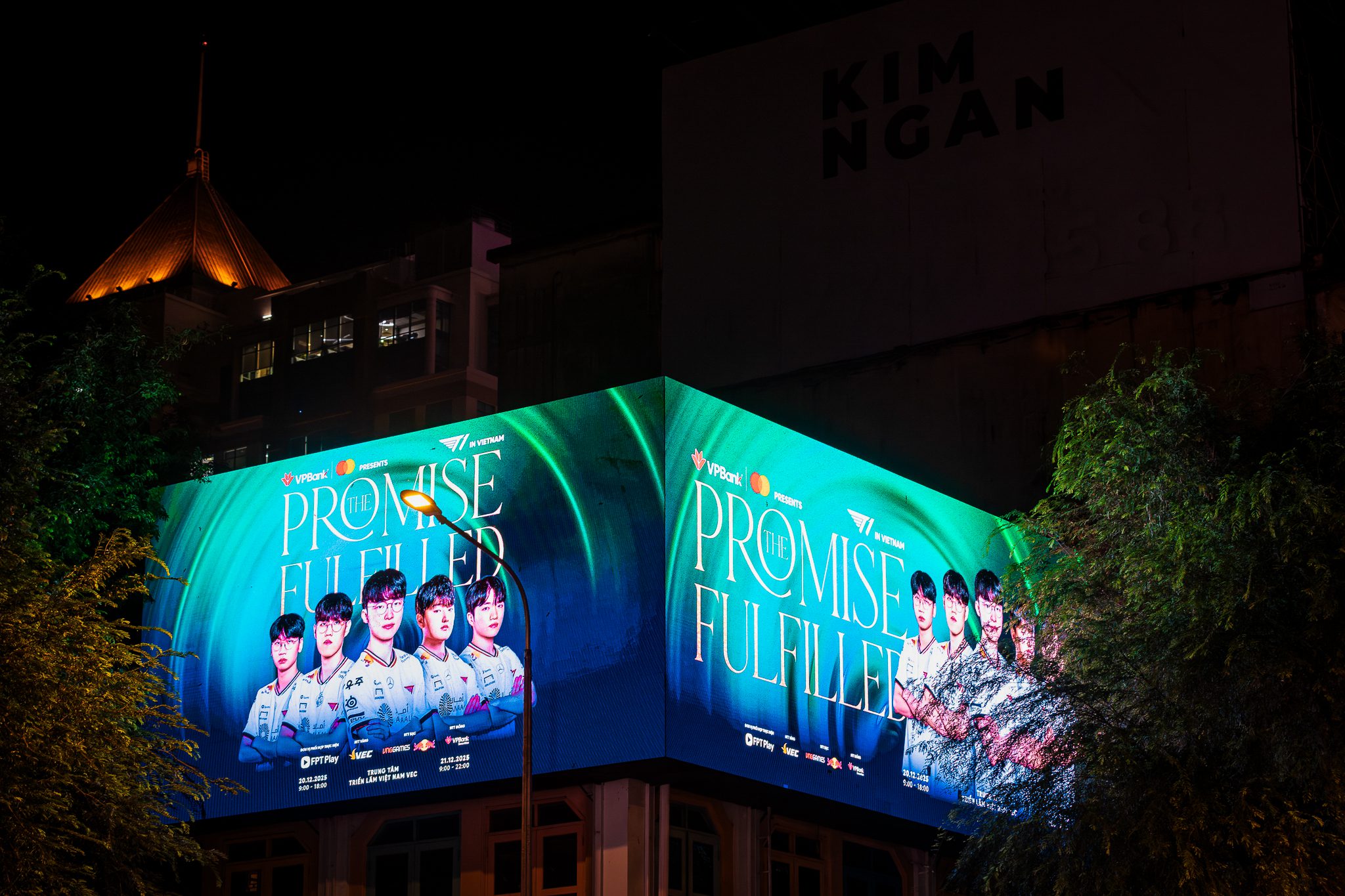 Millions of League of Legends fans eagerly await T1 and Faker's arrival in Vietnam