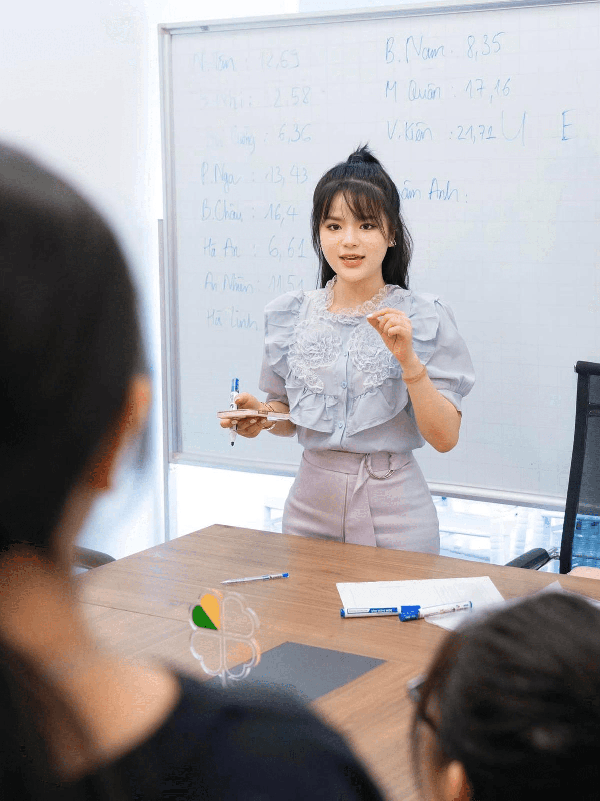 In addition to being a host and actress, Ha Dan also participates in teaching