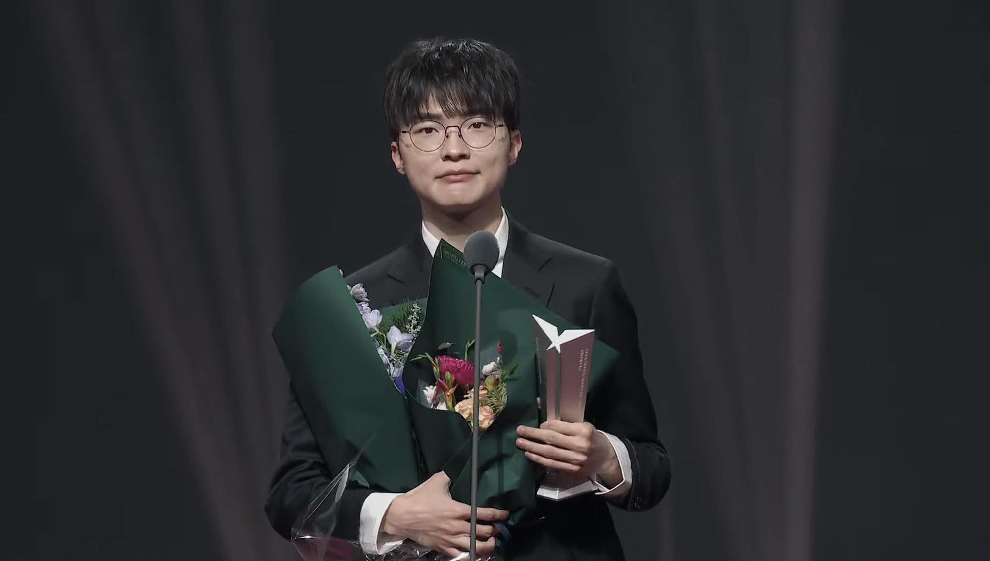 Faker receives the Exemplary Sportsmanship award.
