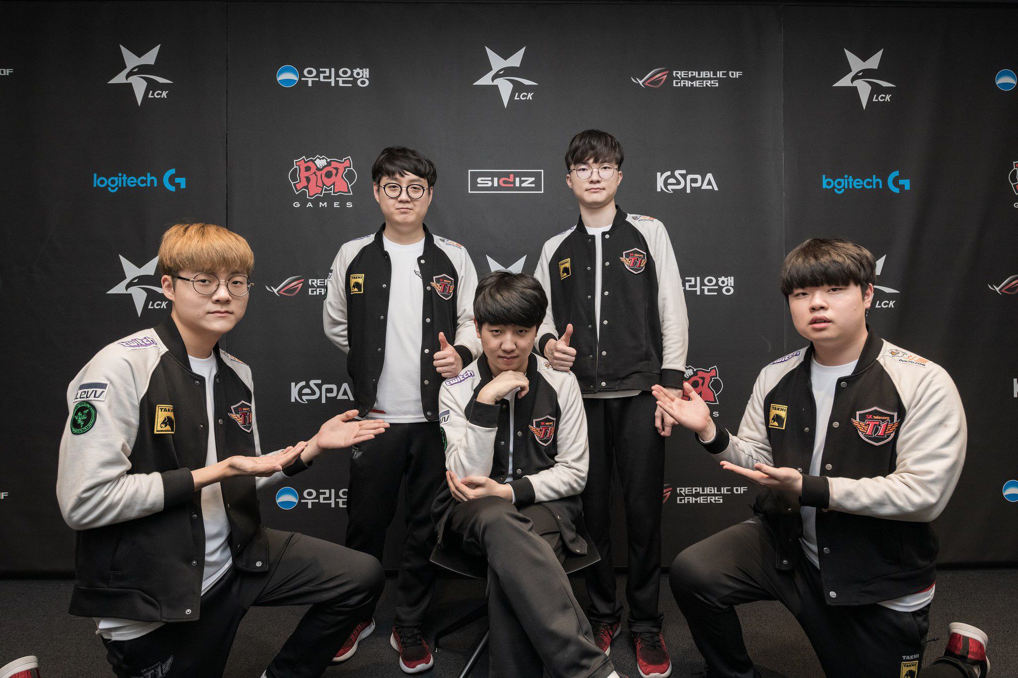Khan (sitting) also affirms Faker's influence.